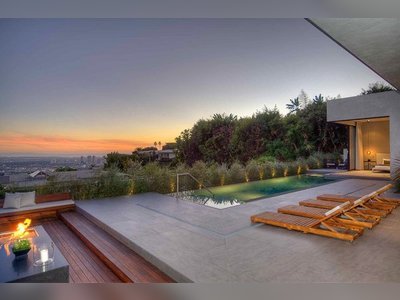 Extravagant Residence with Dramatic City Views in LA