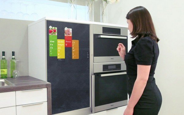 Futuristic smart fridge to manage your food [VIDEO]