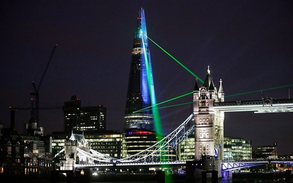 Lézershow-val ünnepelte Európa legmagasabb épületét London [VIDEÓ]