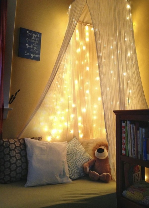 Lãng mạn với sự kết hợp giữa giường ngủ canopy và dây đèn