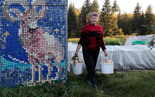 Creatively Decorate Small Russian Home From 30 000 Bottle Caps - Bottle Caps - Design - Decor