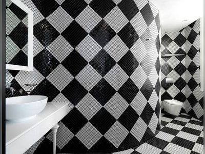 Bathroom Decorations in Sophisticated Black & White Colour Scheme