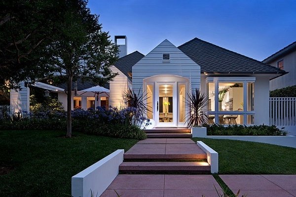 แบบบ้านสองชั้นสีขาว ความงามสุดคลาสสิก