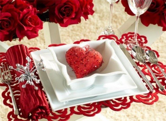 Romantikus és bensőséges asztalterítékek Valentin-napra