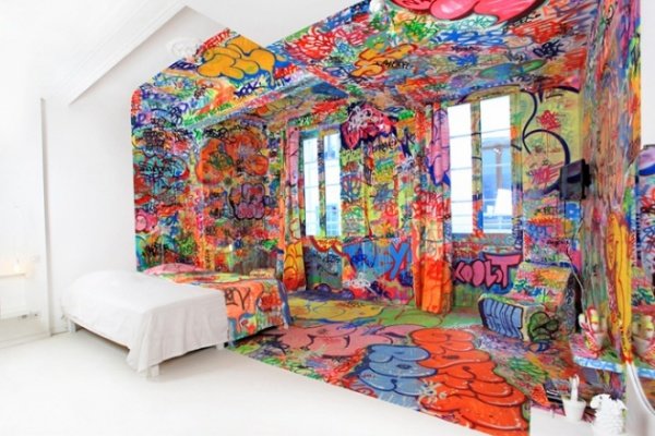 Crazy Street-Style Bedroom with Graffiti Wall Art [PHOTOS]