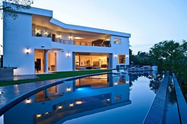 Mesmerizing & Luxurious House in LA with Infinity Pool [VIDEO]