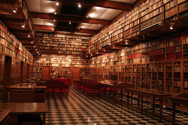 3. ห้องสมุด Miquel Mateu อยู่ที่ปราสาท Peralada สเปน [via]