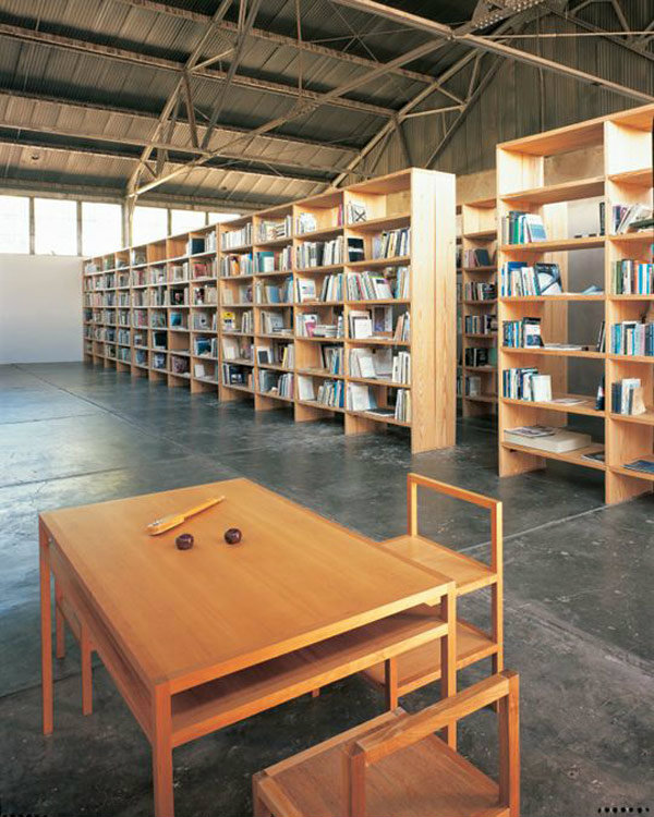 ห้องสมุดของ Donald Judd’s ศิลปินชาวอเมริกัน [via]