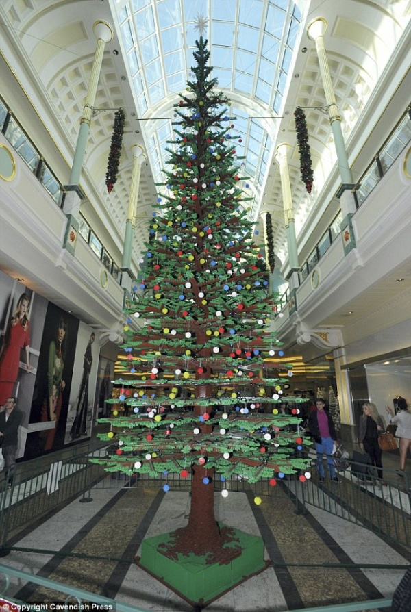 Impressive 30 foot Christmas Tree By Using 350.000 Lego Bricks - LEGO - Design - Commercial Design - Design News