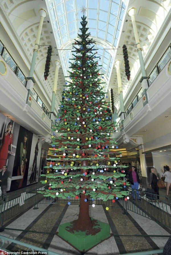Impressive 30-foot Christmas Tree Made From 350,000 Lego Bricks