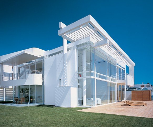 Beautiful Beachfront House in California by Richard Meier and Michael Palladino