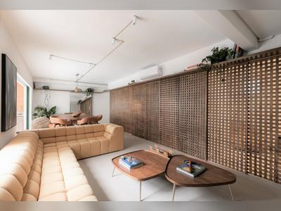 Because the sliding doors are such an eye-catching design element, everything else is simple