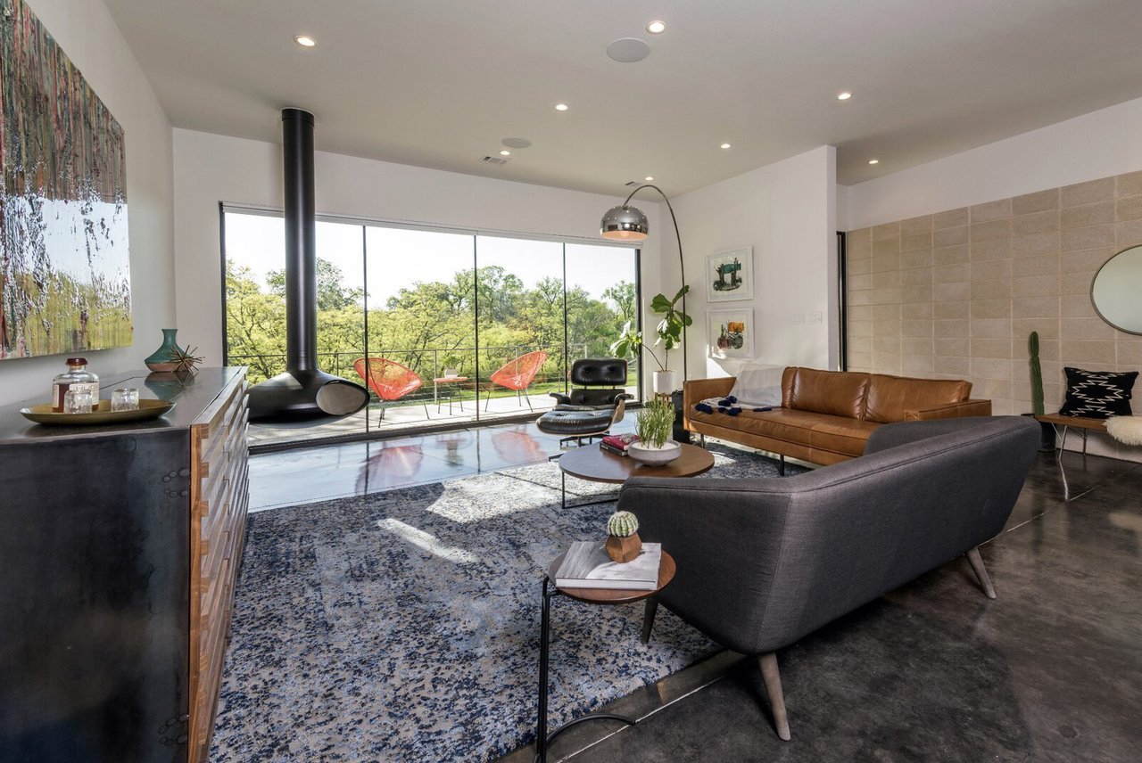 An Indulgent Fenestration Design Rewards This Modern Dallas Home With ...