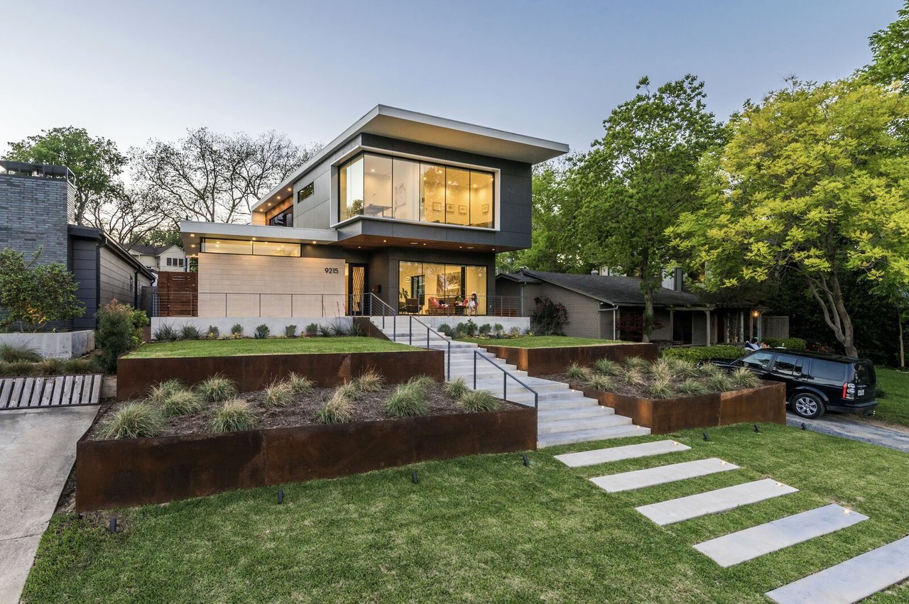 An Indulgent Fenestration Design Rewards This Modern Dallas Home With Views of a Lush Park