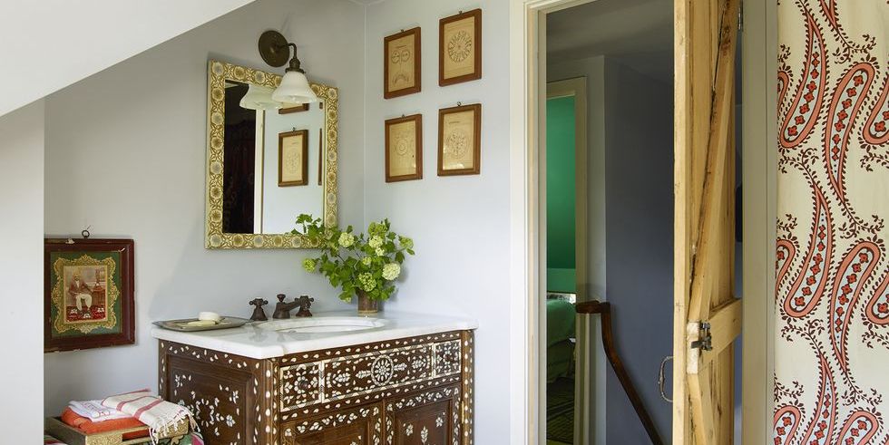 Here's How to Enhance Your Bathroom with Art