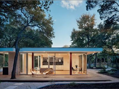 This ADU in Texas Looks Like a Miniature Midcentury