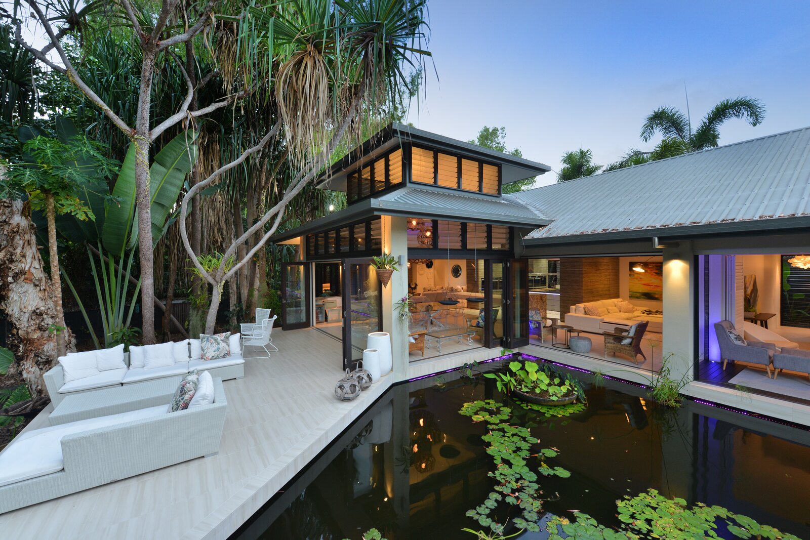 A Modern Home in Queensland Promoting Indoor-Outdoor Living