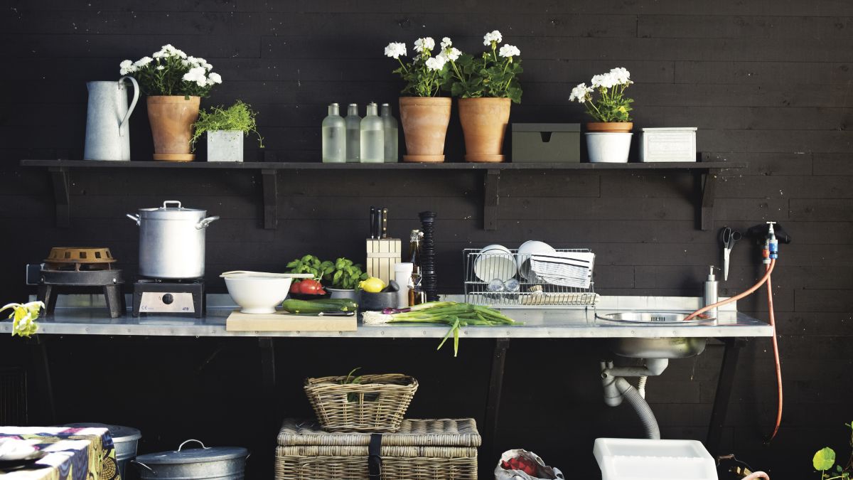 Design experts share their 5 essentials for creating an outdoor kitchen in a small city garden