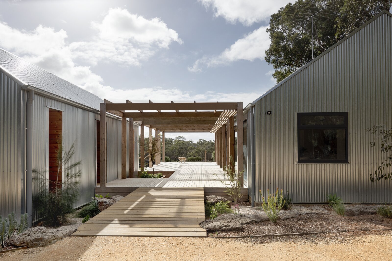 Two Sheds Cloaked in Galvanized Steel Form a Home in Rural Australia
