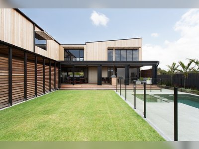 A Modular Beach Home in Australia Allows One Family to Keep an Eye on the Surf