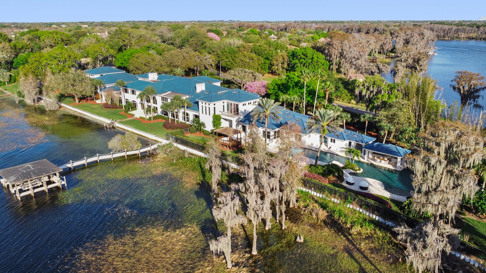 A Lavish Lakeside Estate Seeks in Windermere, FL