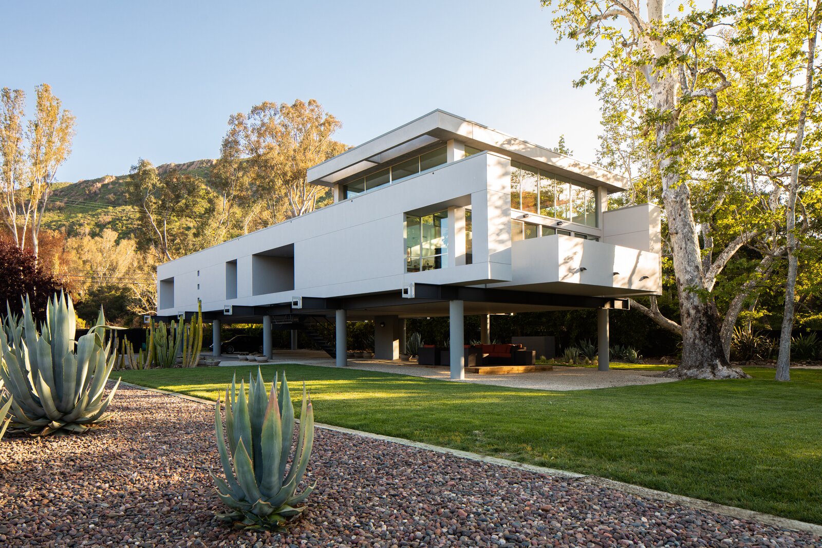 A Striking Home on Stilts in the Santa Monica Mountains