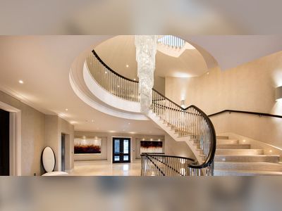 30 Entryways with Dramatic Lighting to Give Your Guests a Warm Welcome