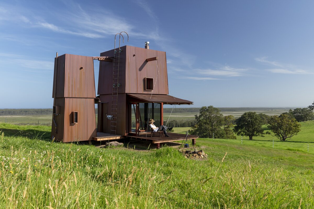 Two Copper Towers Form a Tiny Retreat in Australia