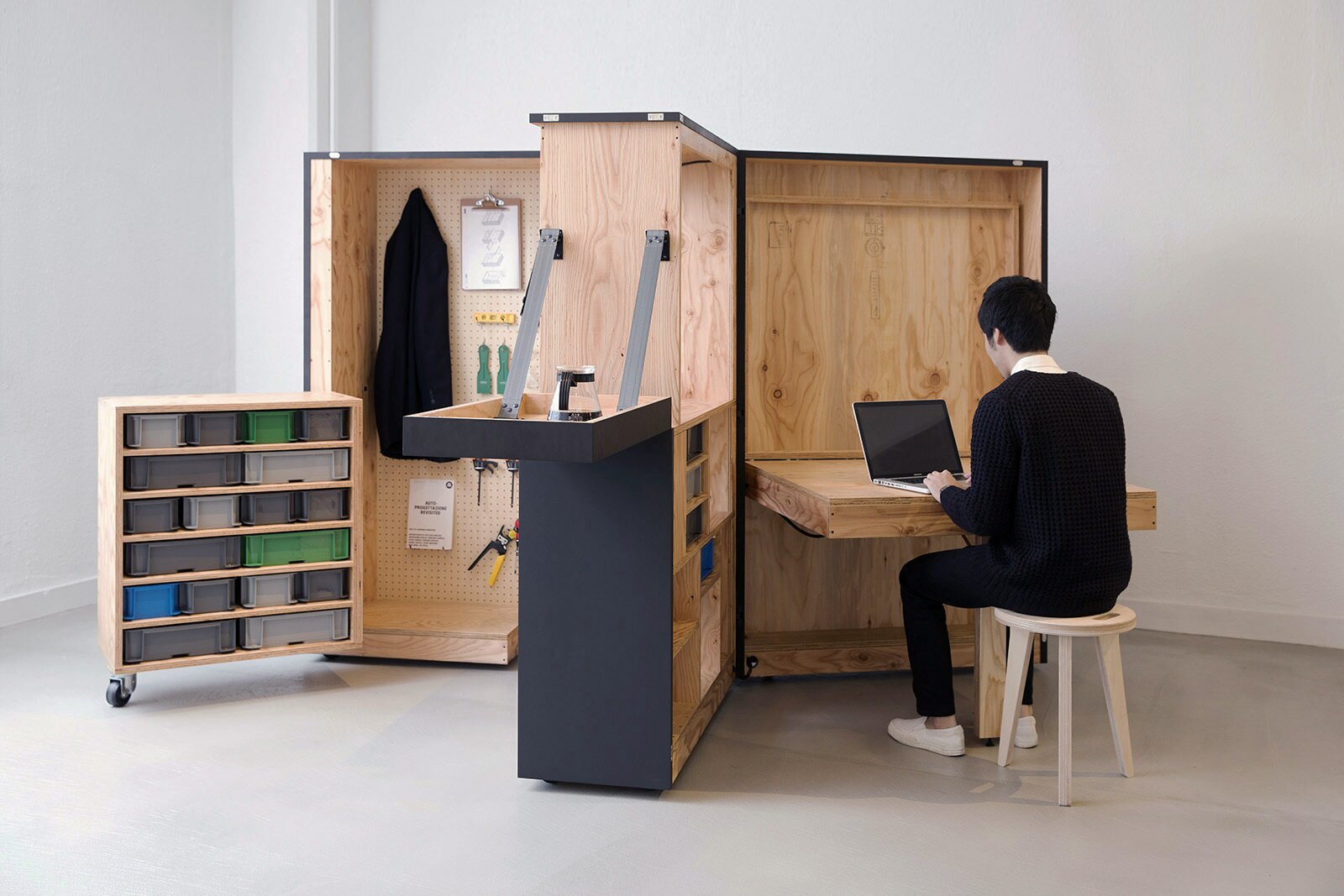Roll Up Your Sleeves and Build This DIY Office in a Box