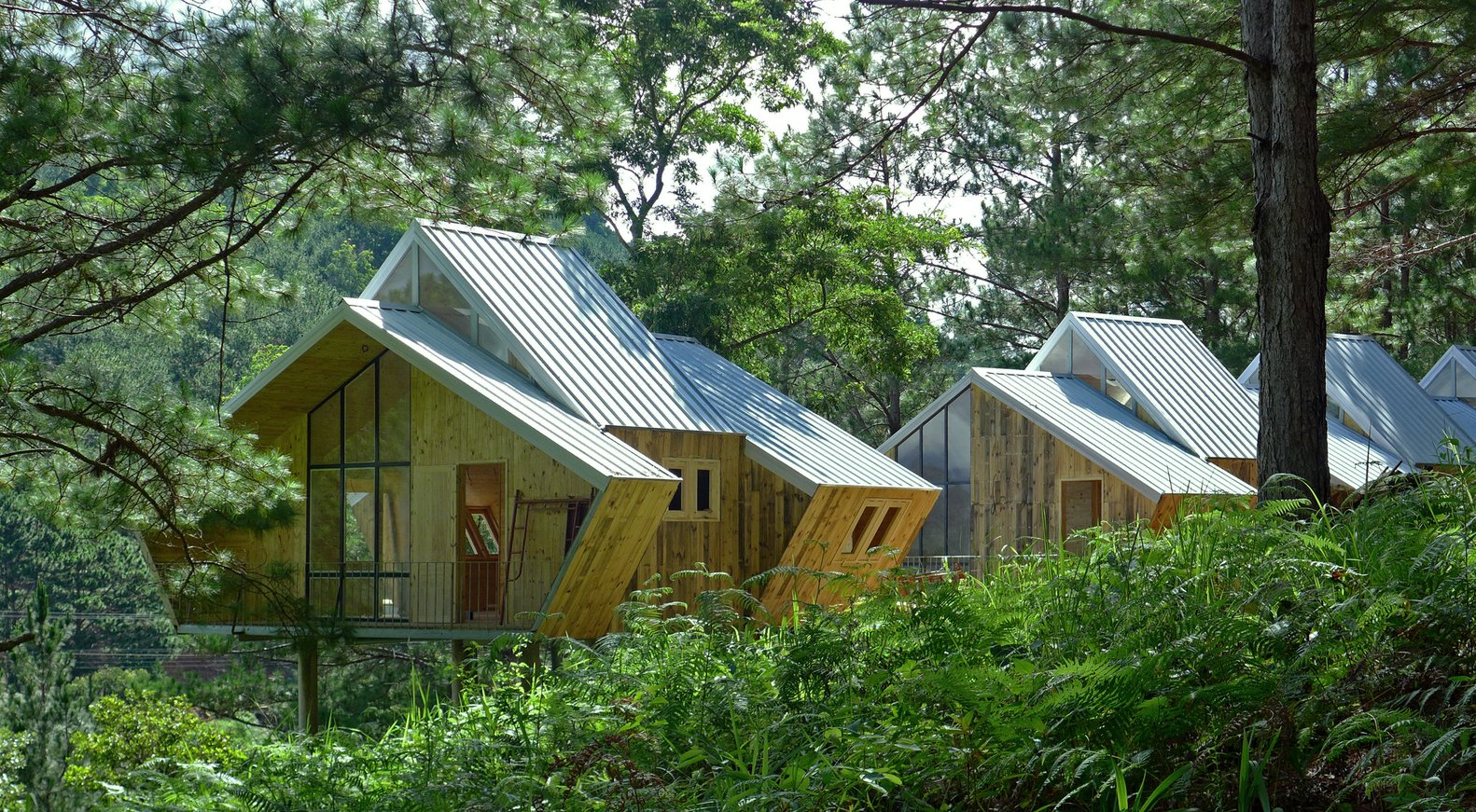 These Geometric Cabins Glow Like Lanterns in a Vietnamese Forest