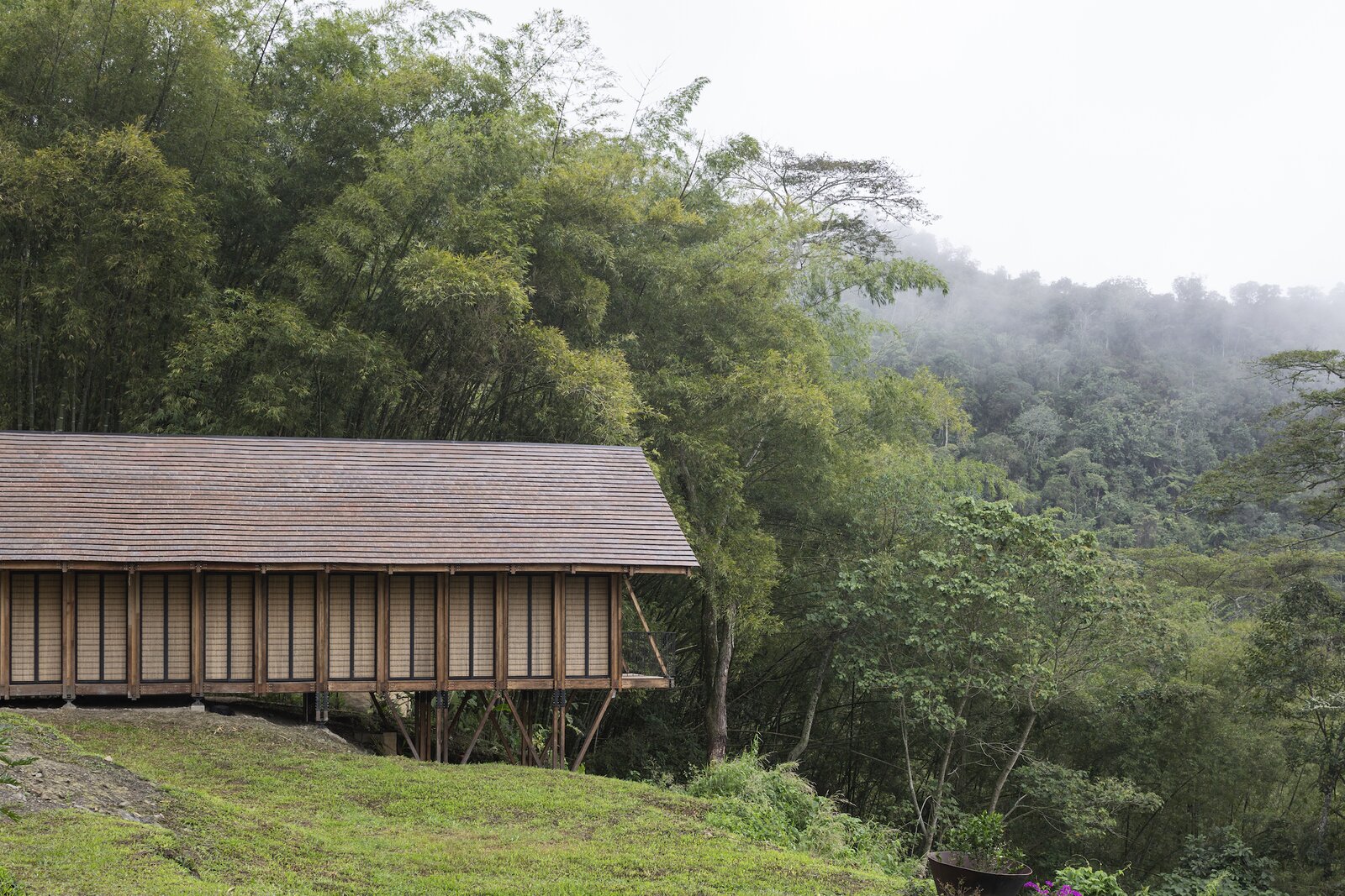 A Woven Facade Ties a Colombian Home to the Lush Landscape and Local Community
