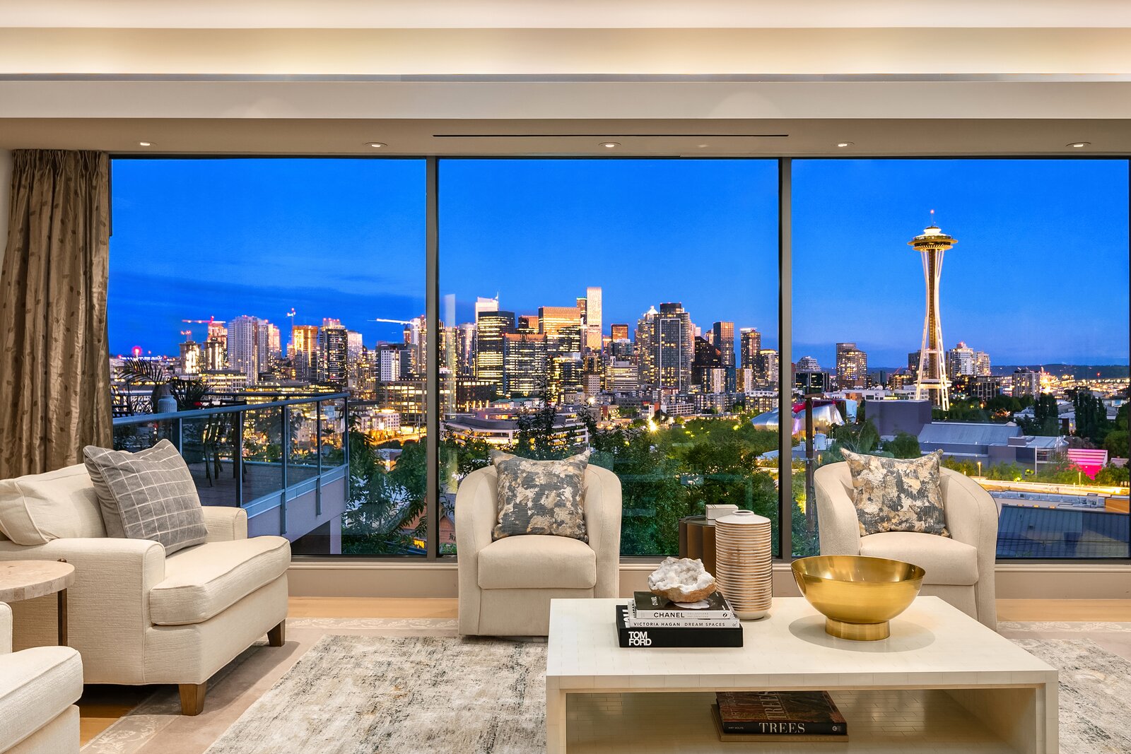 This Sleek Seattle Abode Frames Riveting City Views