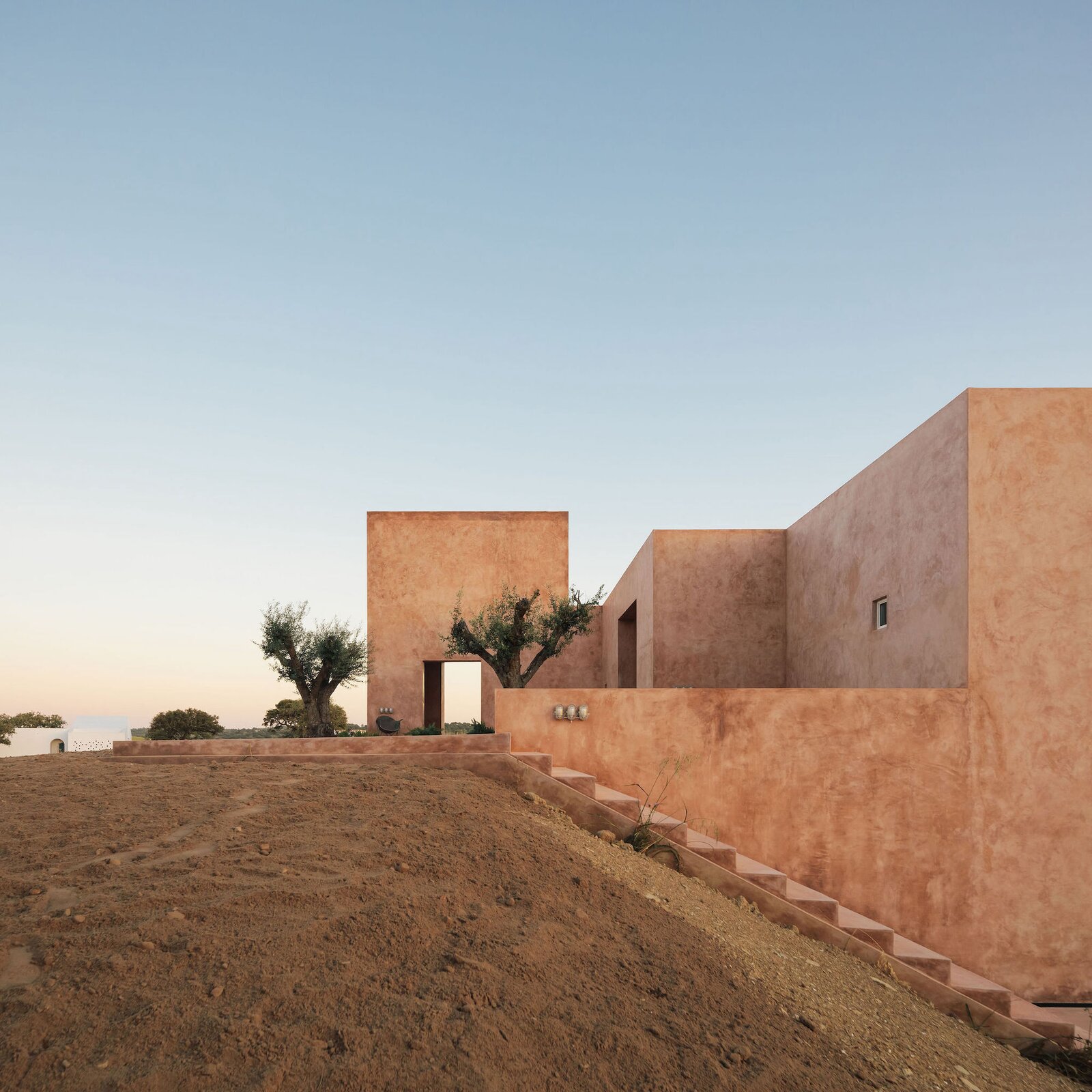 An Indoor/Outdoor Portuguese Getaway Blends Into the Arid Landscape