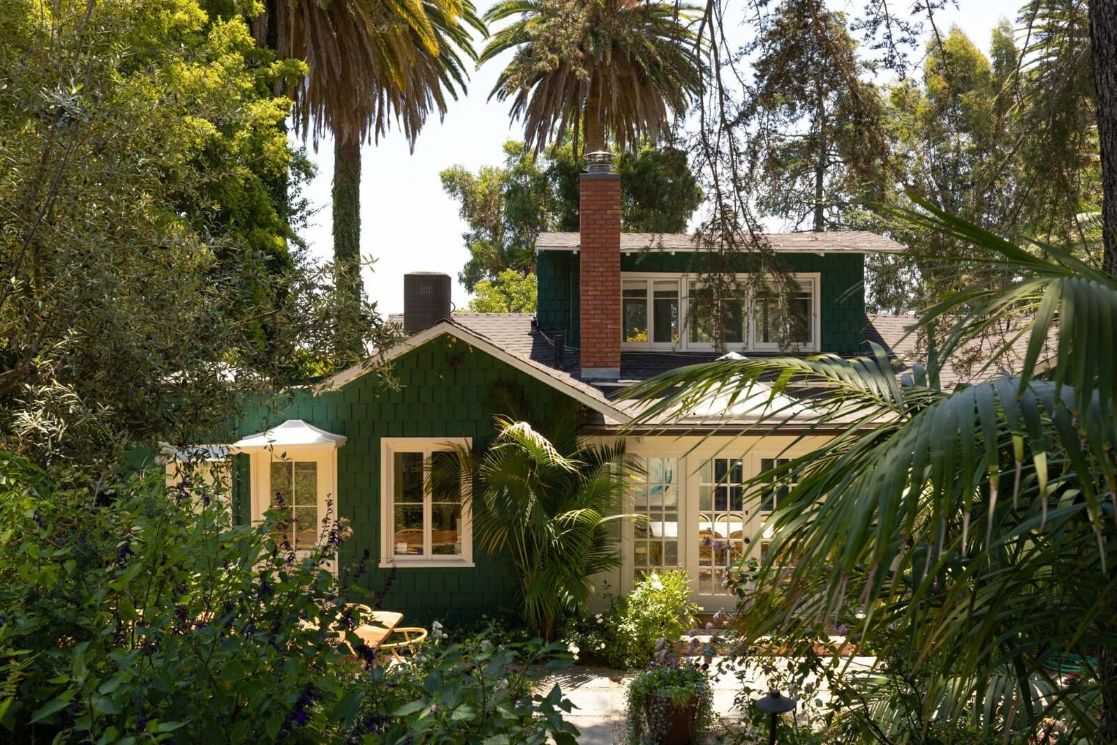 A 1907 Hollywood Craftsman With A Cerulean Blue Bedroom Decor Report 