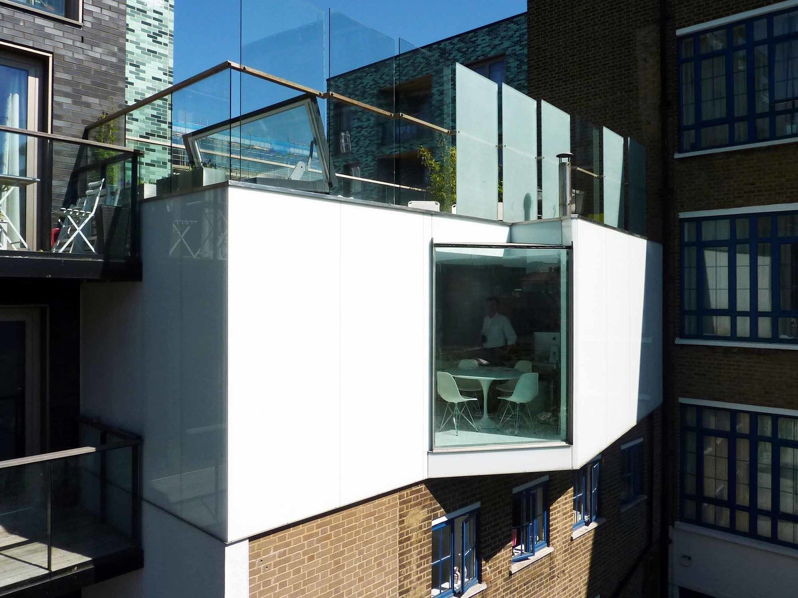 A Tiny Live/Work Addition Crowns a Historic London House