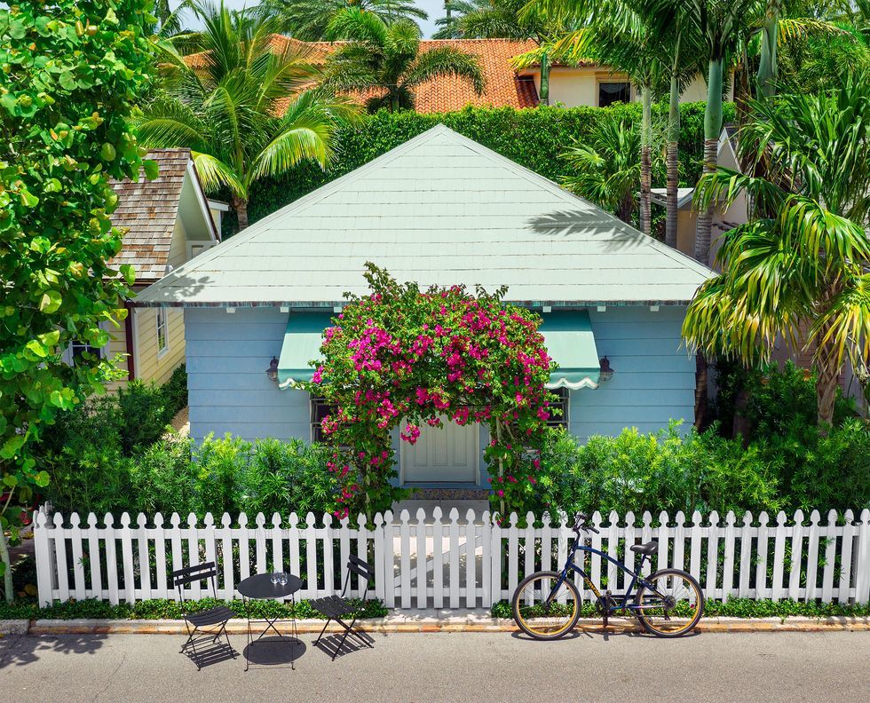 In a Neighborhood of Gigantic Villas, This Charming, Pint-Sized Bungalow Holds Its Own