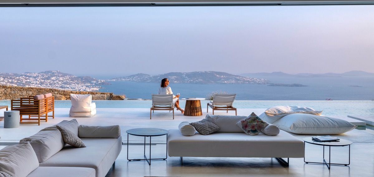 A Luxurious Dream Home Overlooking the Sea in Mykonos